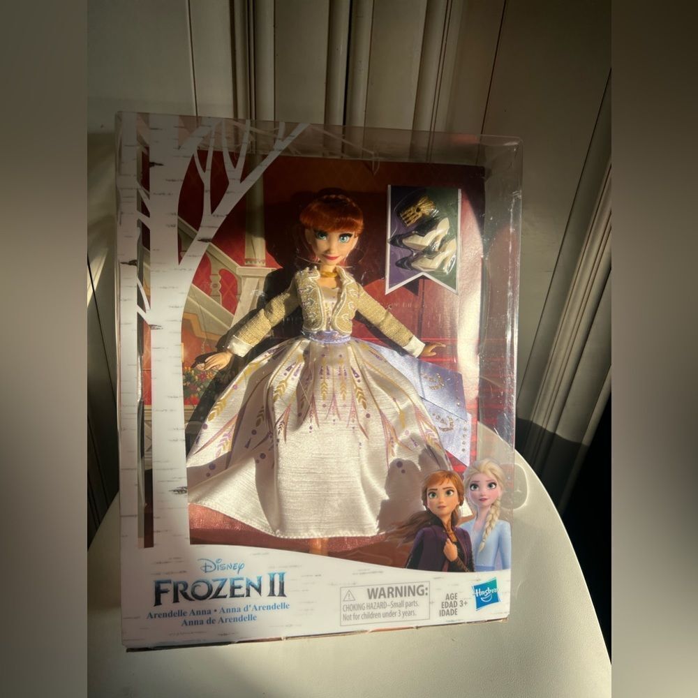 Hasbro Disney Frozen II Anna Doll 11" Damaged Box